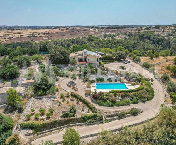casa indipendente in vendita a Modica