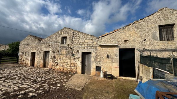 casa indipendente in vendita a Modica