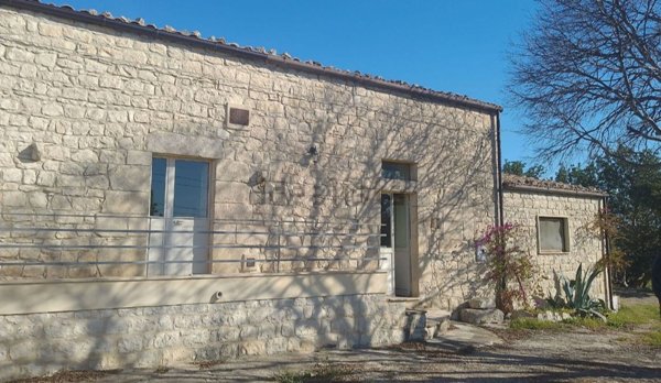 casa indipendente in vendita a Modica