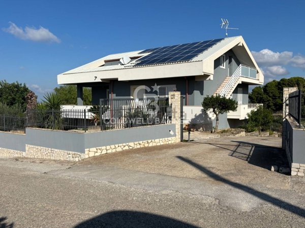 casa indipendente in vendita a Modica