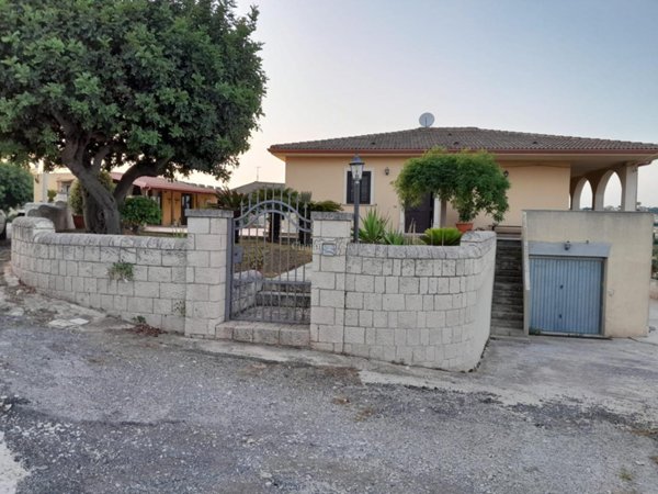 casa indipendente in vendita a Modica