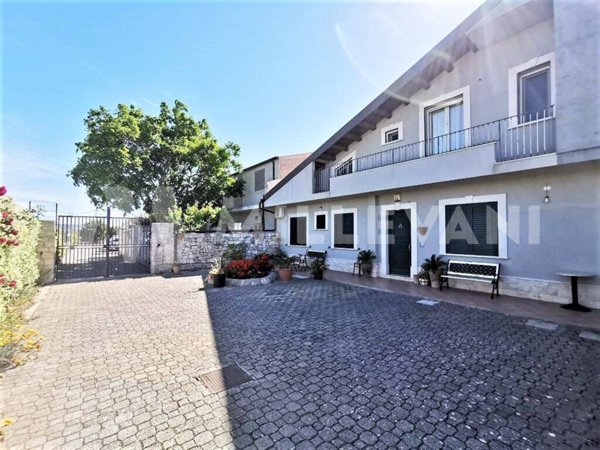 casa indipendente in vendita a Modica
