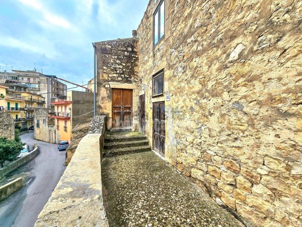 casa indipendente in vendita a Modica in zona Modica Bassa