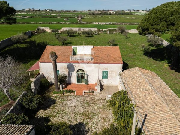 casa indipendente in vendita a Modica