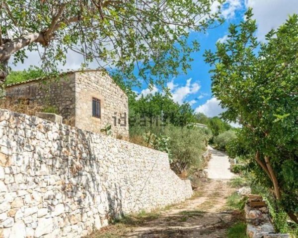 casa indipendente in vendita a Modica