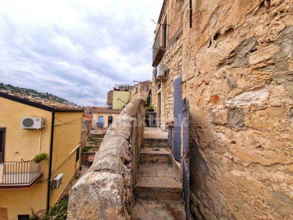 casa indipendente in vendita a Modica in zona Modica Alta
