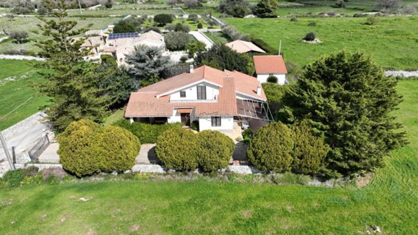 casa indipendente in vendita a Modica