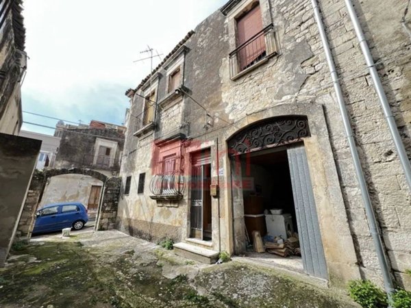 casa indipendente in vendita a Modica in zona Modica Alta