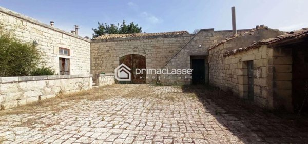 casa indipendente in vendita a Modica