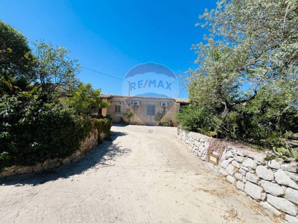 casa indipendente in vendita a Modica in zona Frigintini