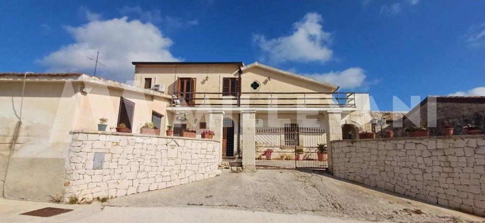 casa indipendente in vendita a Modica in zona Frigintini