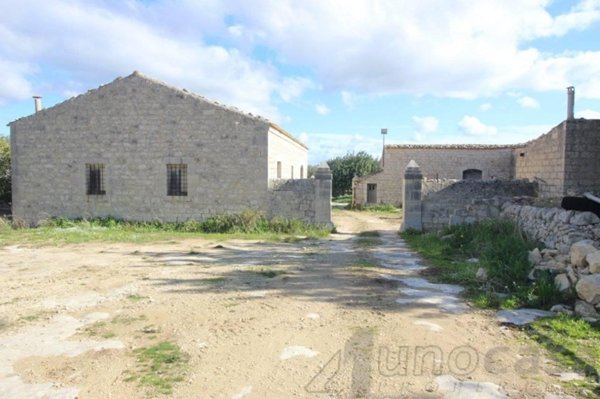 casa indipendente in vendita a Modica