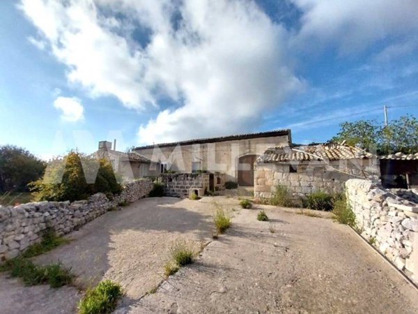 casa indipendente in vendita a Modica