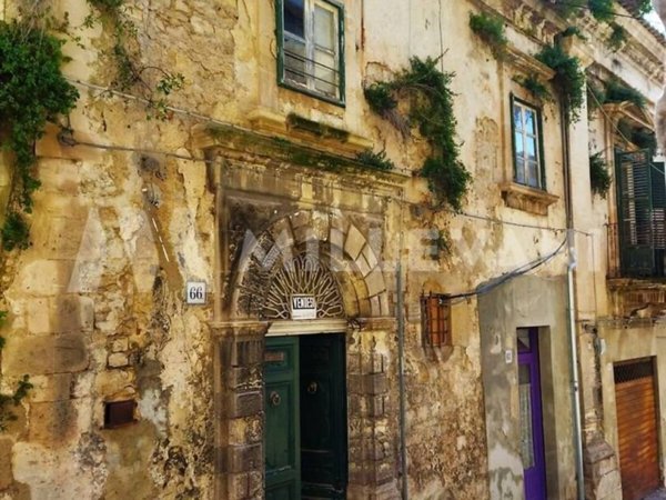 intera palazzina in vendita a Modica in zona Modica Alta
