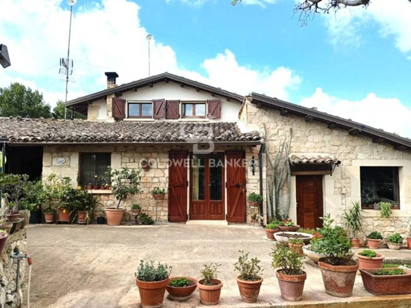 casa indipendente in vendita a Modica