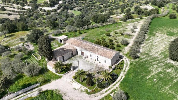 casa indipendente in vendita a Modica