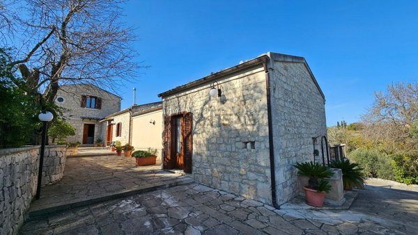 casa indipendente in vendita a Modica