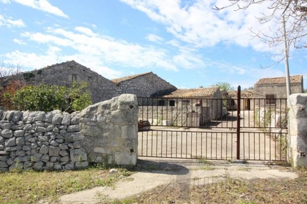 casa indipendente in vendita a Modica