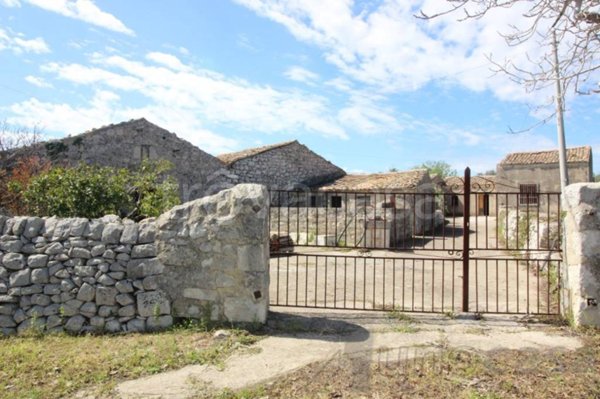 casa indipendente in vendita a Modica