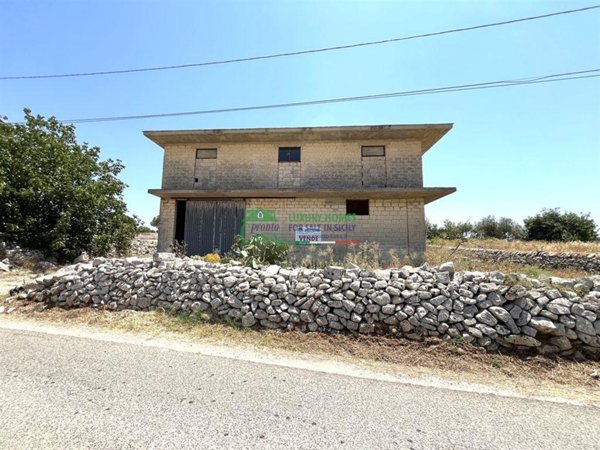 esavano in vendita a Modica in zona Modica Alta