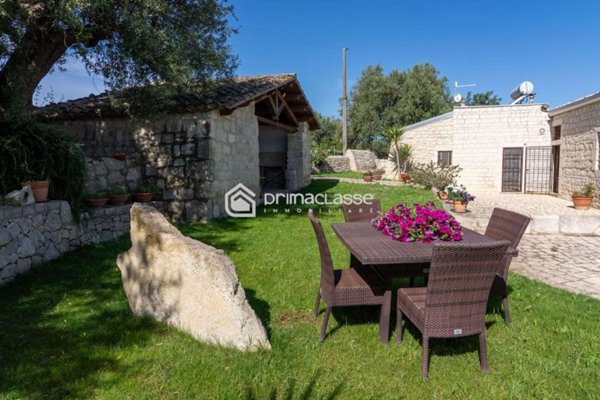 casa indipendente in vendita a Modica