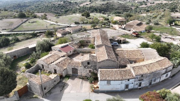 casa indipendente in vendita a Modica in zona Frigintini