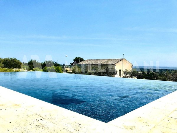 casa indipendente in vendita a Modica
