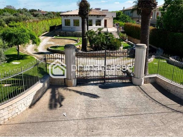 casa indipendente in vendita a Modica