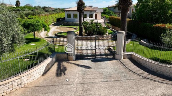 casa indipendente in vendita a Modica