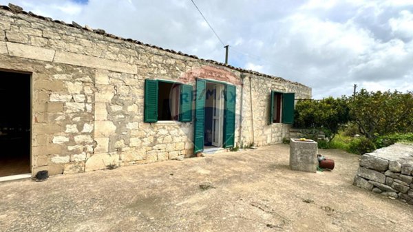 casa indipendente in vendita a Modica in zona Frigintini