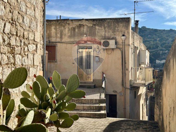 casa indipendente in vendita a Modica