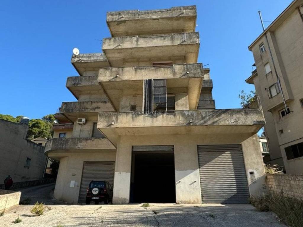 intera palazzina in vendita a Modica in zona Sacro Cuore