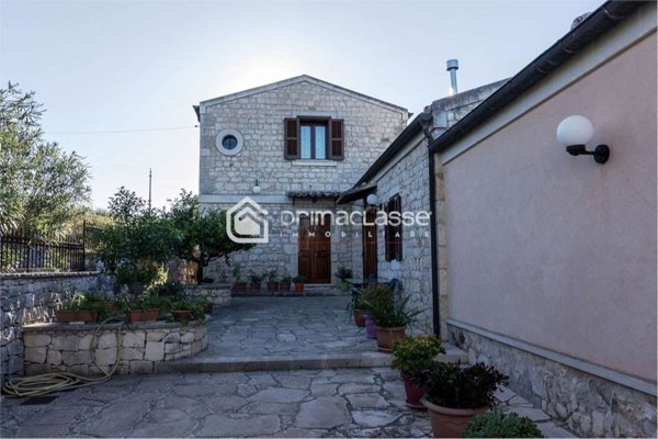 casa indipendente in vendita a Modica