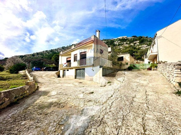 casa indipendente in vendita a Modica in zona Modica Bassa
