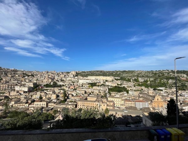 casa indipendente in vendita a Modica