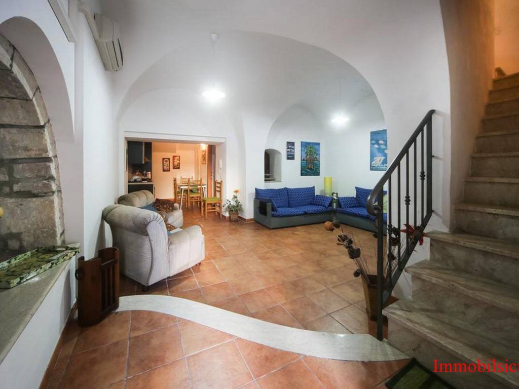 casa indipendente in vendita a Modica in zona Modica Bassa