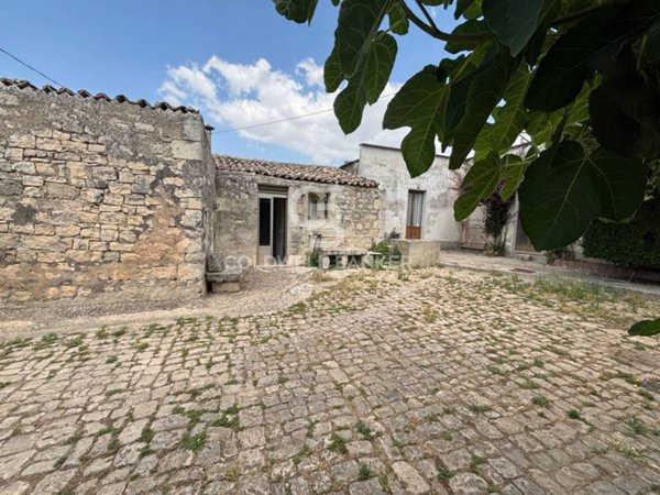 casa indipendente in vendita a Modica in zona Modica Alta