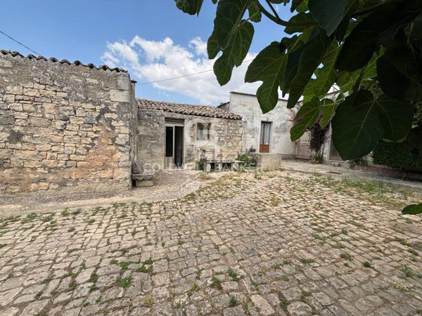 casa indipendente in vendita a Modica in zona Modica Alta