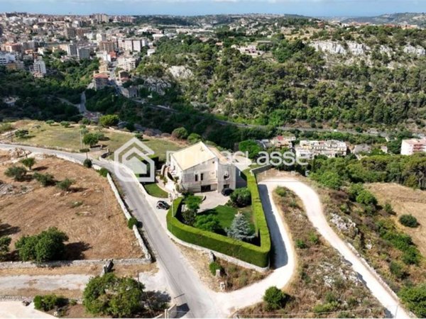 casa indipendente in vendita a Modica
