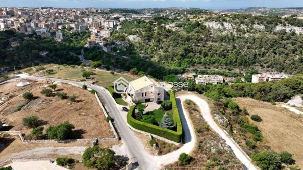 casa indipendente in vendita a Modica