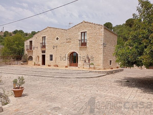casa indipendente in vendita a Modica