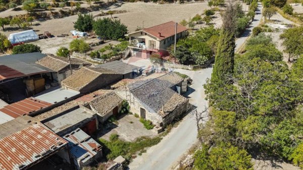 casa indipendente in vendita a Modica