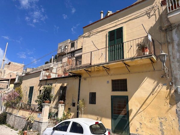 casa indipendente in vendita a Modica in zona Modica Bassa