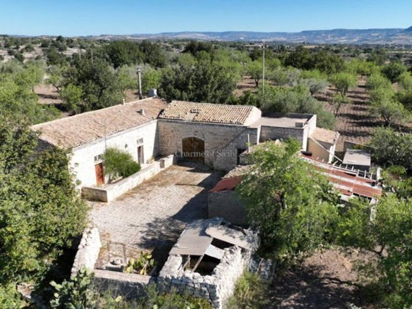 casa indipendente in vendita a Modica in zona Frigintini