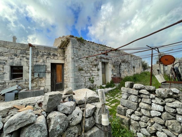 casa indipendente in vendita a Modica