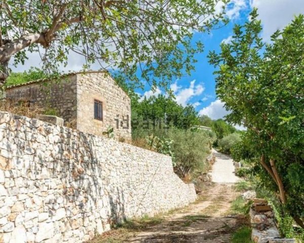casa indipendente in vendita a Modica