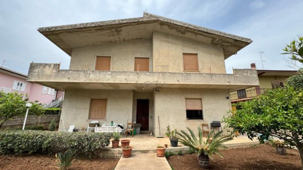 casa indipendente in vendita a Modica