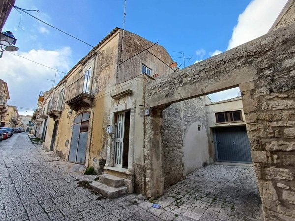 casa indipendente in vendita a Modica in zona Modica Alta