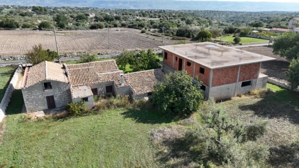 casa indipendente in vendita a Modica in zona Frigintini
