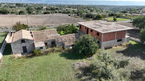 casa indipendente in vendita a Modica in zona Frigintini